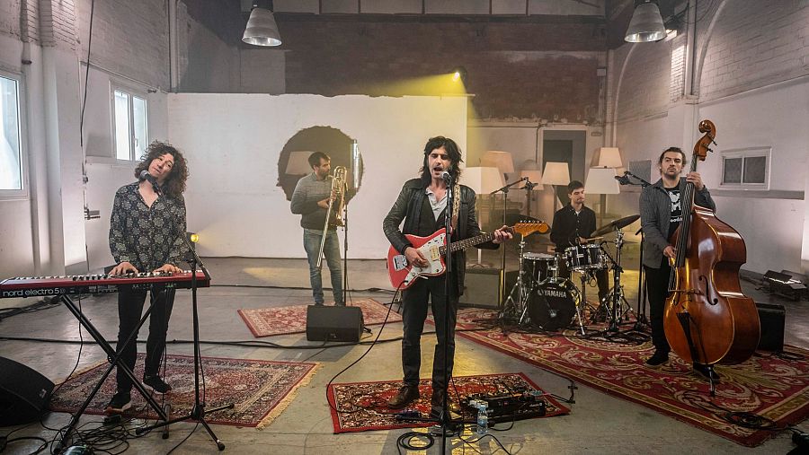 Xarim Aresté amb la seva banda tocant a 'Efecte Collins'