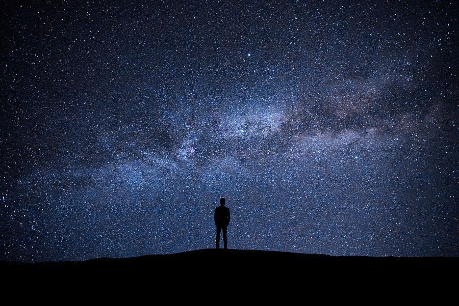 Persona mirando una lluvia de estrellas