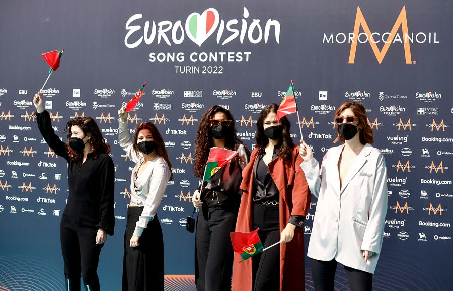 La representante de Portugal con mascarilla en la alfombra turquesa de la Opening Ceremony