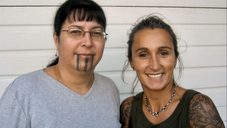 Joana Catot amb una dona de la tribu Yurok
