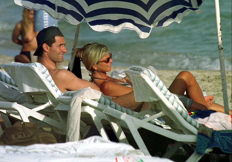 El ex futbolista Jose Miguel González y su mujer Mercedes Luengo veraneando en Ibiza