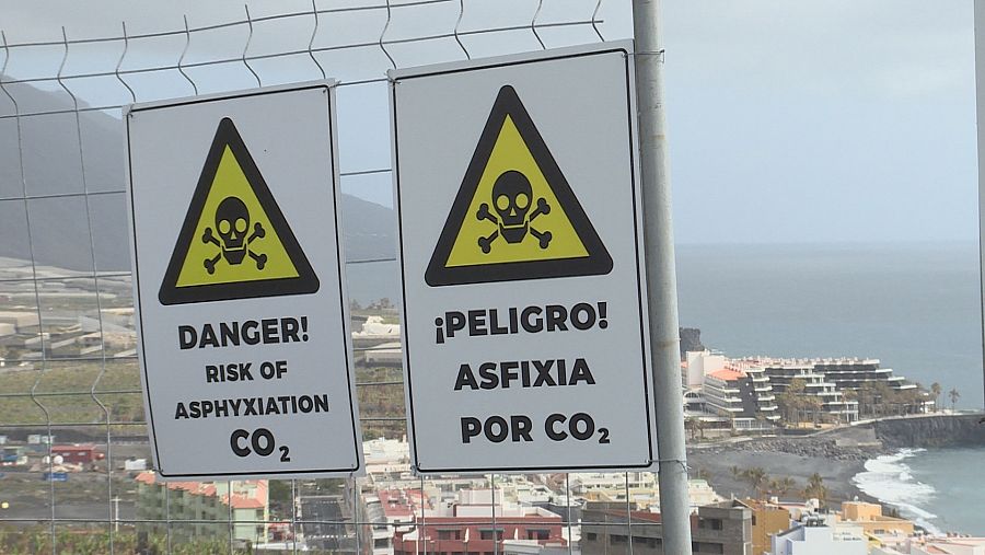 Los gases del volcán impiden a los vecinos regresar a Puero Naos y La Bombilla