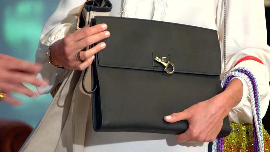 Una cartera es una opción cosmopolita, práctica y llena de personalidad para una estética femenina con aire masculino