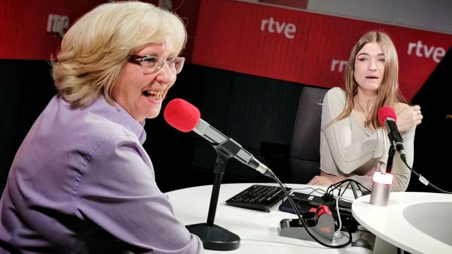 Paz, de 72 años, y Berta, de 23 años charlan en un estudio de RNE