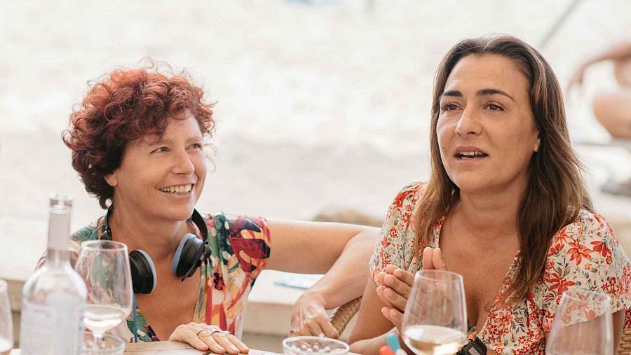 Iciar Bollain y Candela Peña en el rodaje de La boda de Rosa (2020)