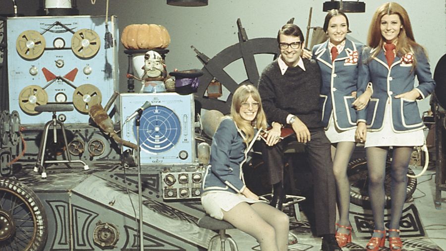 Chicho con las azafatas del "Un,dos,tres" en 1972