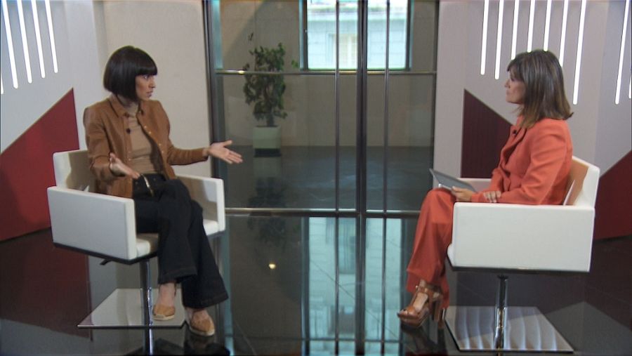 La directora de "Parlamento", Diana Arias, entrevista a la ministra Diana Morant.