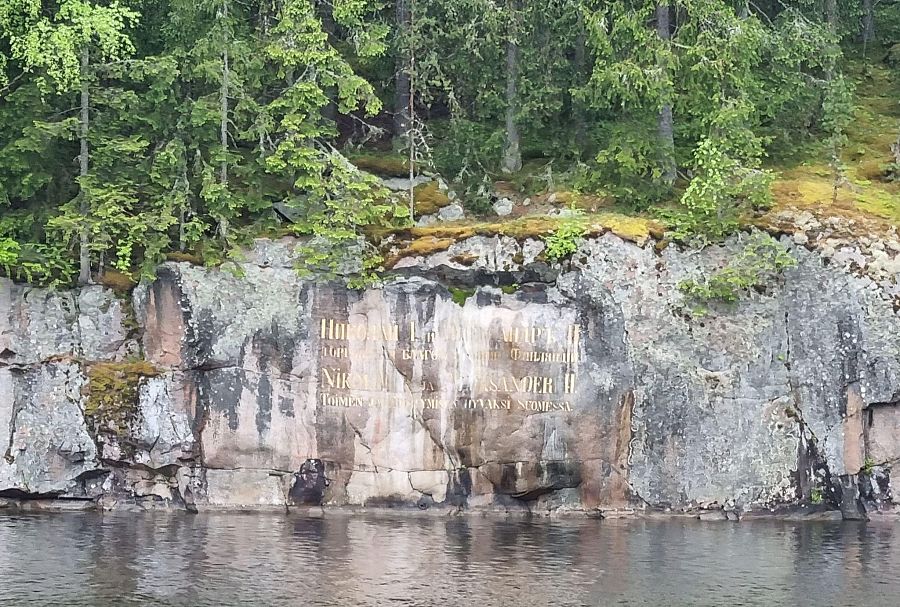 Inscripción en el canal de Saimaa que recuerda el pasado común de Rusia y Finlandia