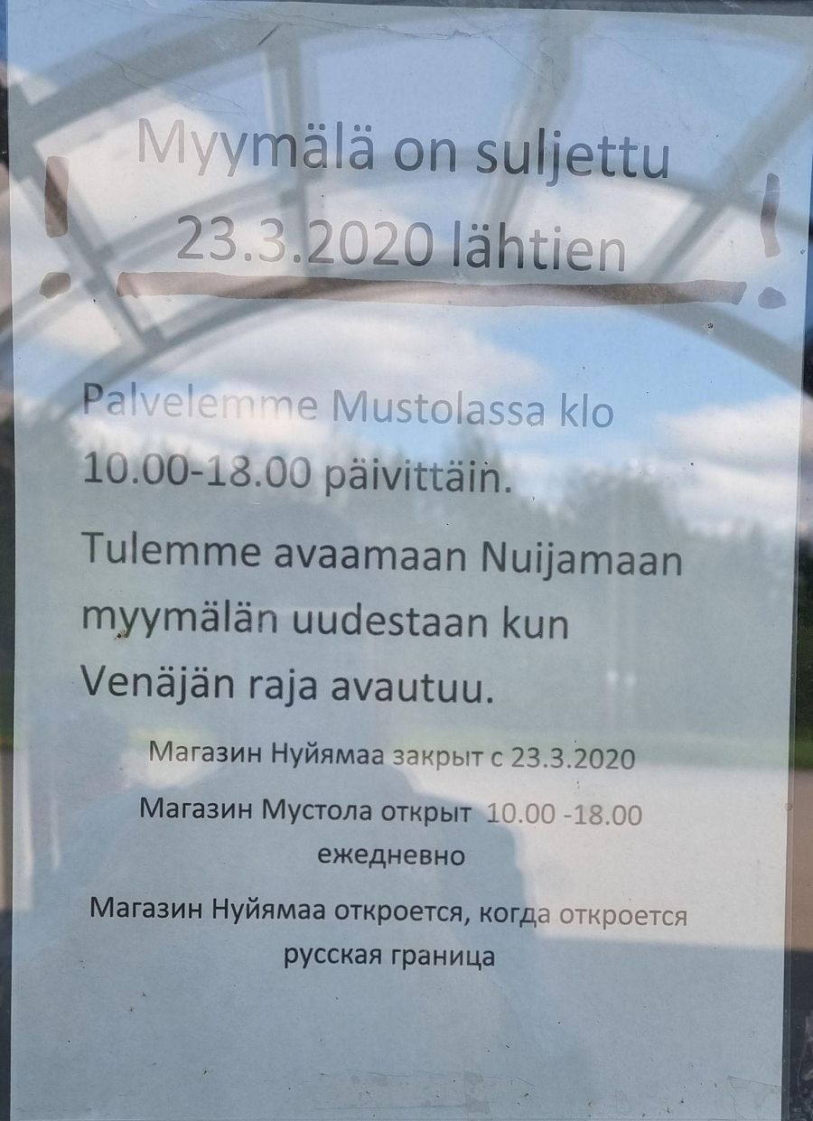 Cartel (en ruso y finés) indicando que los comercios en la frontera están cerrados por la pandemia