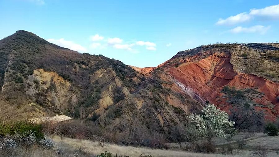 Una panorámica de los niveles del Cretácico y Paleogeno en la Ribagorza (Huesca). A la izquierda, aun había dinosaurios. A la derecha, habían desaparecido de la faz del planeta