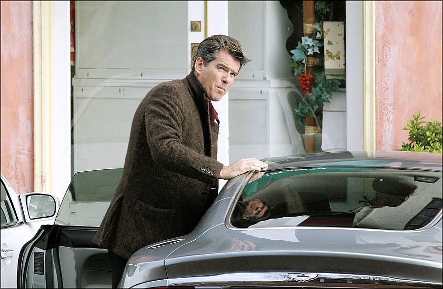 Pierce Brosnan, junto a un Aston Martin