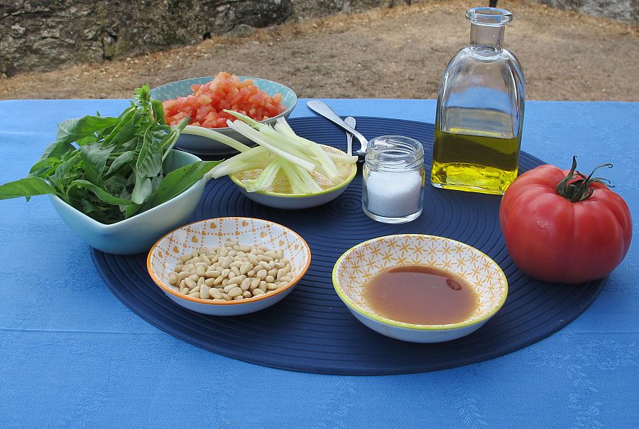 Ingredientes para tartar de tomate con albahaca