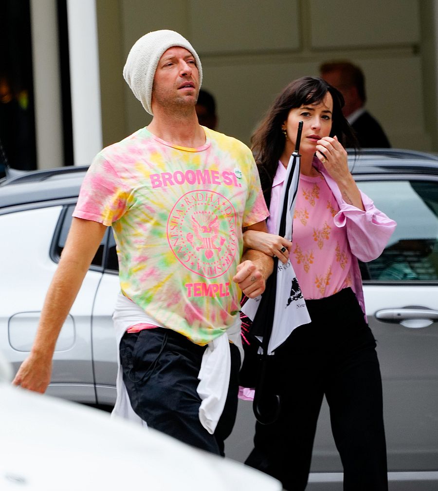 La pareja, caminando por Nueva York