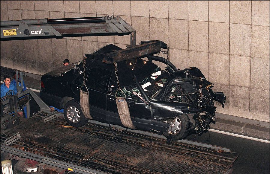 El coche destrozado en el que viajaba Lady Di en el lugar del accidente