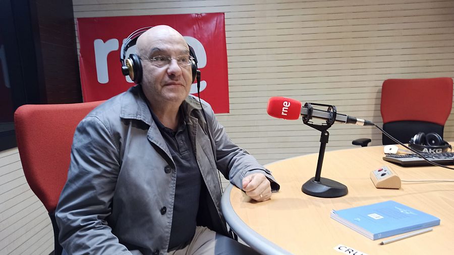 Xosé Manuel Sarille en los estudios de RNE
