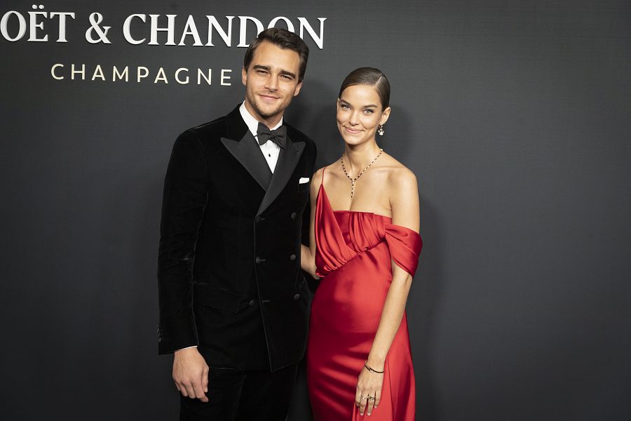 Posado de Pepe Barroso Silva y su pareja Gara Arias