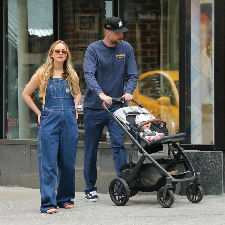 Jennifer Lawrence y Cooke Maroney con su bebé