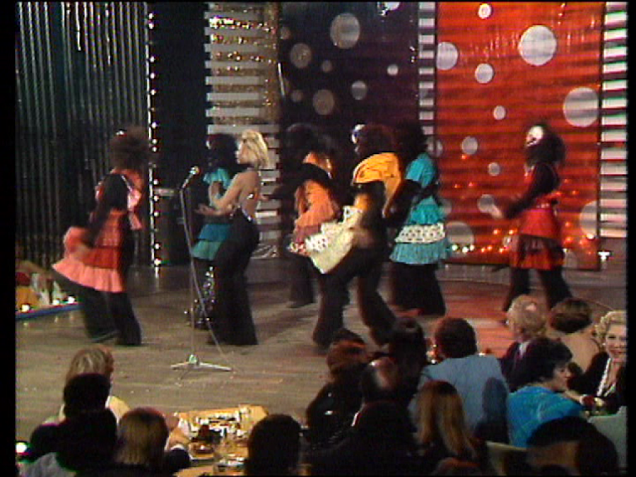 Raffaella Carrà pretendía homenajear la rumba con su tema "Fiesta". Por eso vistió a sus bailarines de flamencas