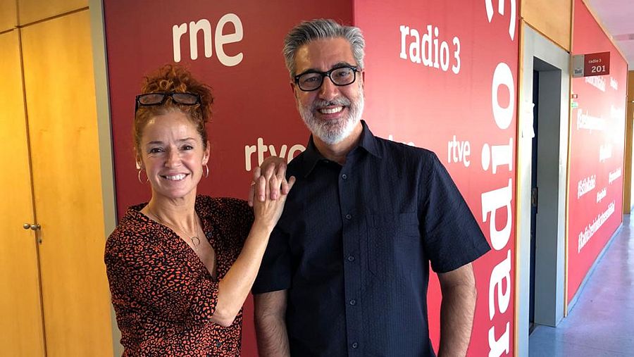 Arturo Martín y Marta Belenguer en los pasillos de RNE