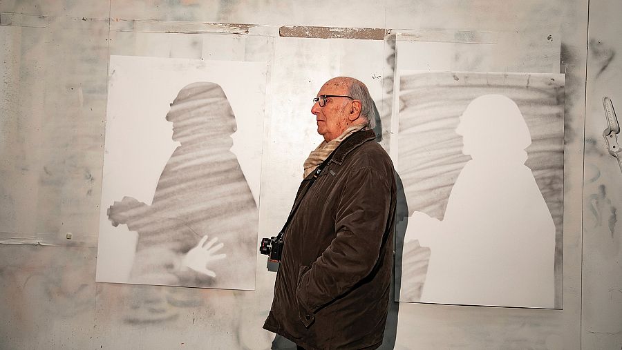Carlos Saura, en el taller de Suso