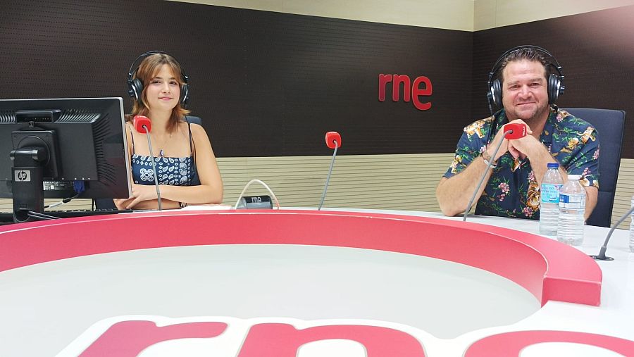Javier y Carla, padre e hija en el estudio de RNE