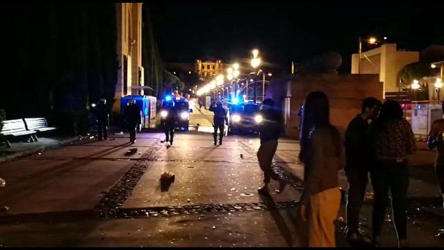 Calma tensa durant el desallotjament a Plaça Espanya després de la fi dels concerts