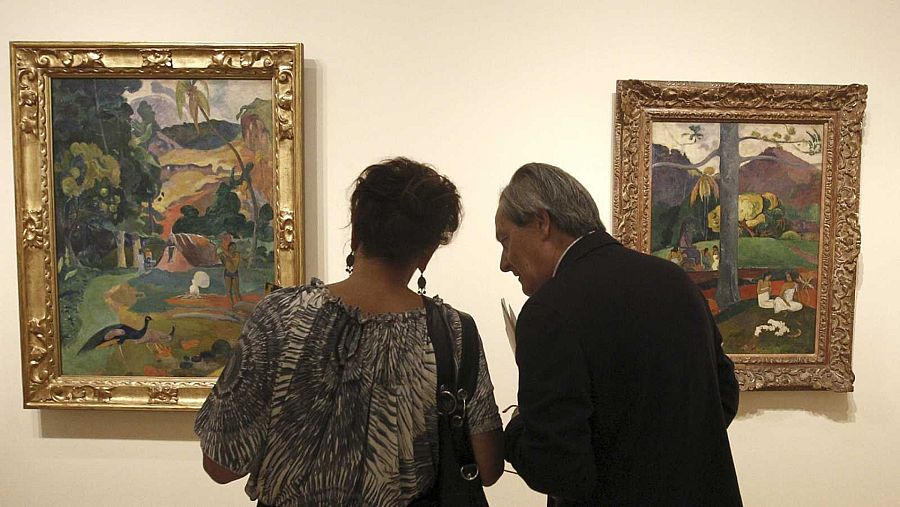 Visitantes del Museo Thyssen contemplando el "Mata Mua" de Gauguin