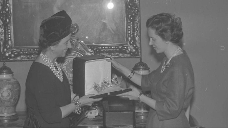 Carmen Polo haciendo entrega de la corona "envenenada" a Fabiola de Bélgica