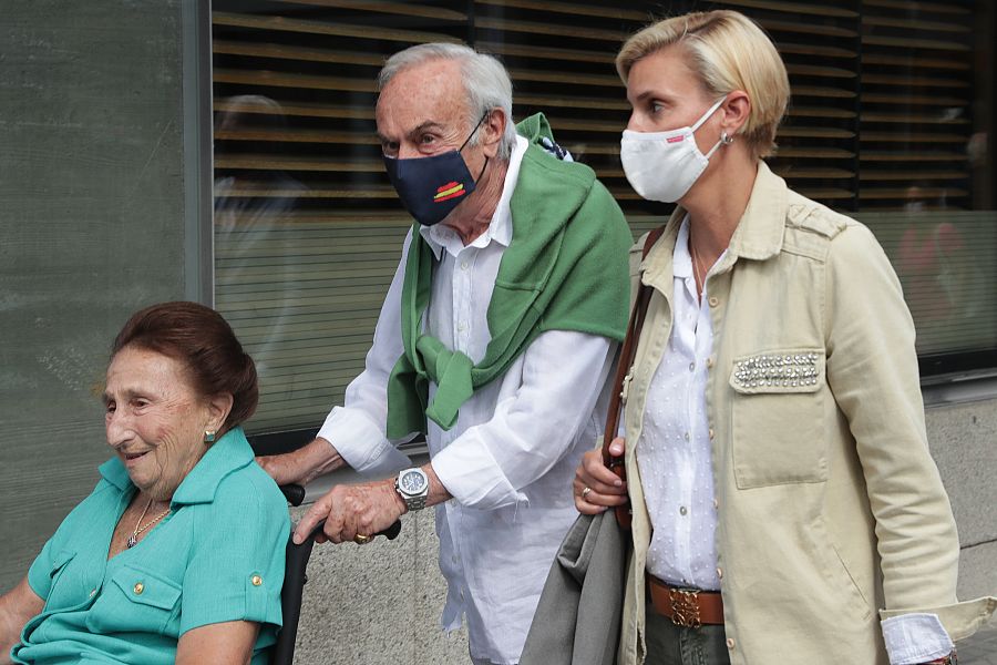 María Zurita junto a sus padres