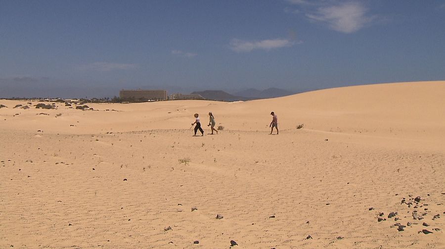 Las dunas de Corralejo conviven con grandes complejos hoteleros