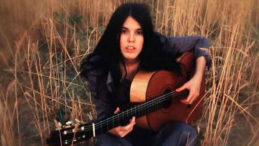 La cantautora Cecilia acompañada de su guitarra