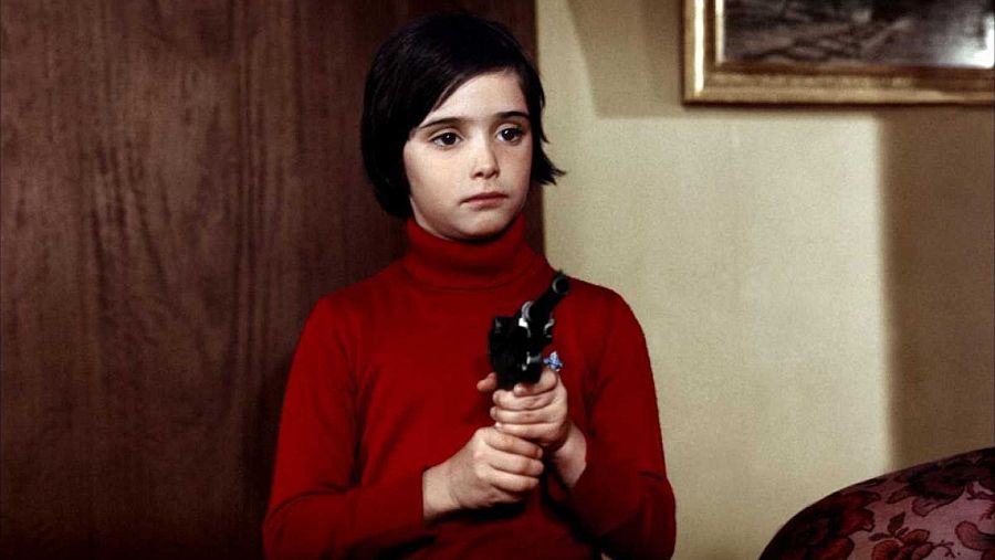 La actriz Ana Torrent, de niña, en una secuencia de la película "Cría Cuervos"