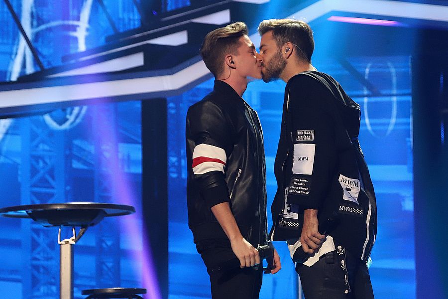 Agoney y Raoul se besan en Operación Triunfo al grito de "Por el amor, la libertad y la visibilidad"