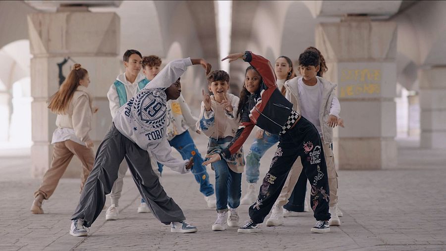 Carlos Higes con los ocho bailarines en el videoclip de "Señorita"
