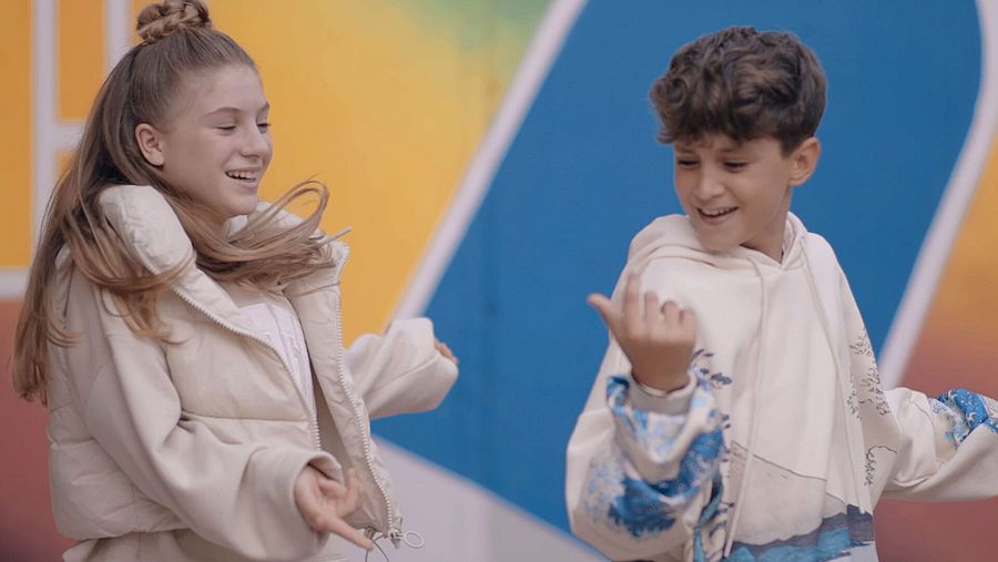 Carlos Higes y Arantxa en el videoclip de "Señorita"