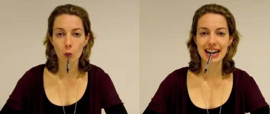 Experimento del 'lápiz en la boca'. Fuente: 'A multi-lab test of the facial feedback hypothesis by the Many Smiles Collaboration'. Nature Human Behavior (2022). CC BY