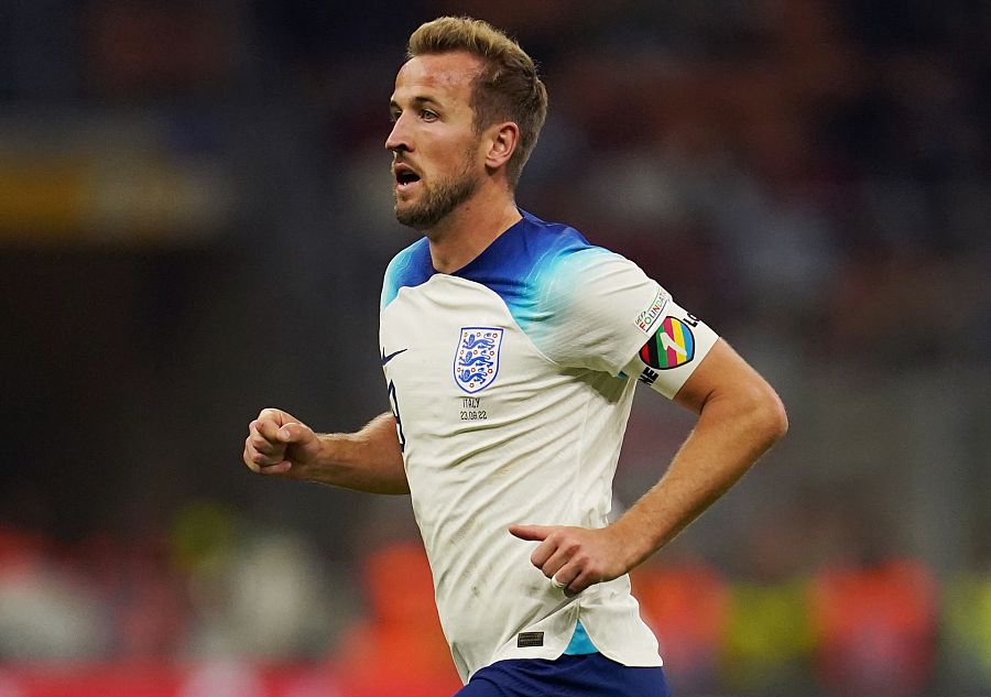 Harry Kane con el brazalete One Love