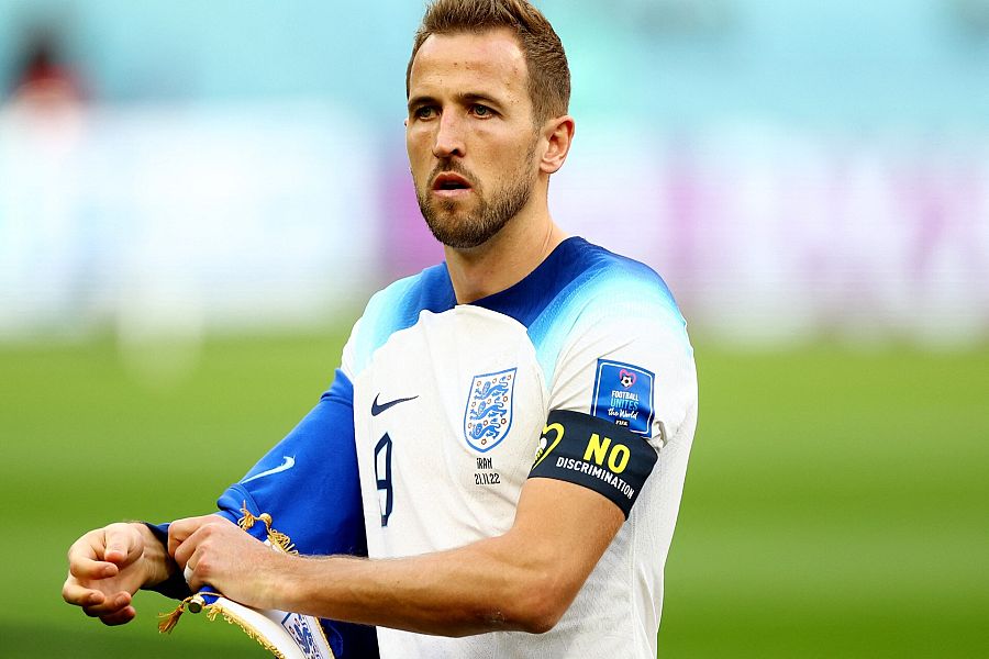 Harry Kane con el brazalete No Discrimination