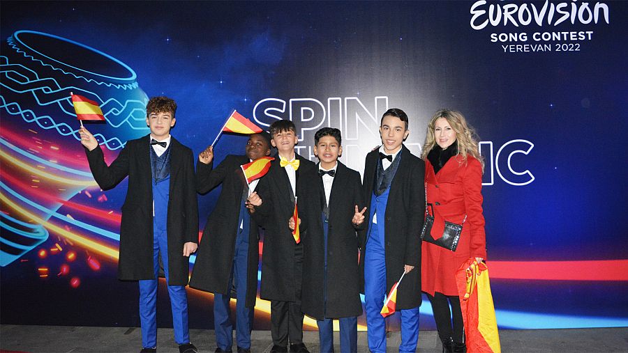 Eva Mora, jefa de la delegación española en Eurovisión, junto a Carlos Higes y sus bailarines