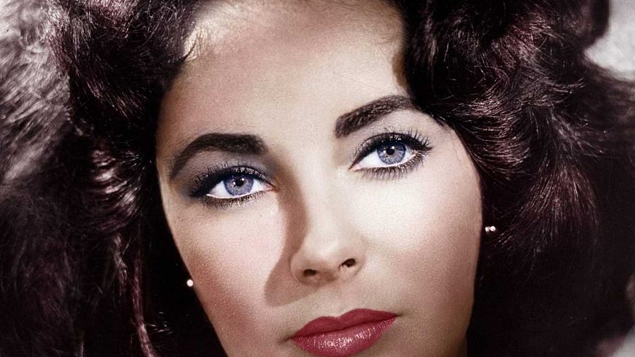 La actriz Elizabeth Taylor retratada en la escena de una película