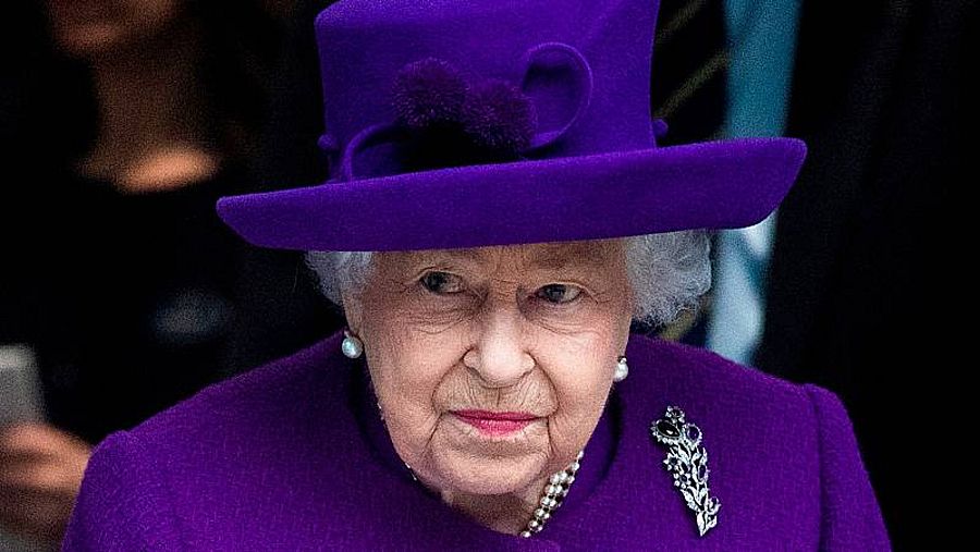 Isabel Segunda con un traje y sombrero morados