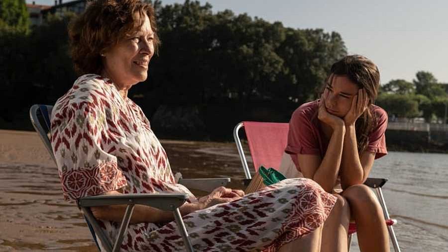 Escena de "Cinco Lobitos" en la playa con dos de sus protagonistas