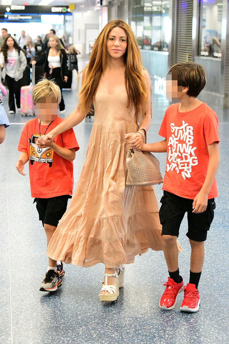 La cantante colombiana Shakira con sus hijos