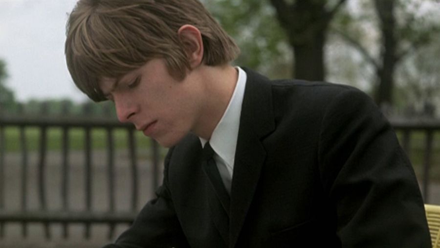David Bowie componiendo canciones durante su juventud