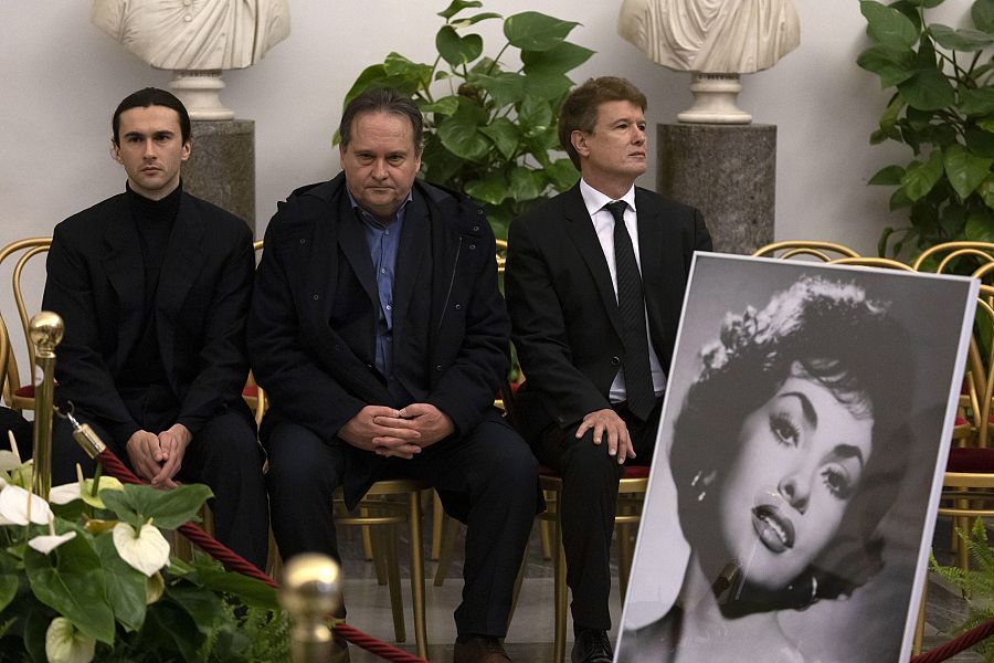 Dimitri, Milko y Javier Rigau en la capilla ardiente