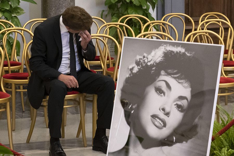 Javier Rigau junto a una imagen de GIna Lollobrigida en la capilla ardiente