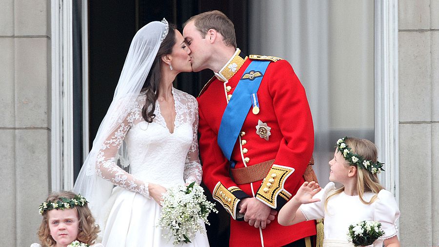Guillermo de Inglaterra y Kate Middleton dándose su primer beso en público tras su boda