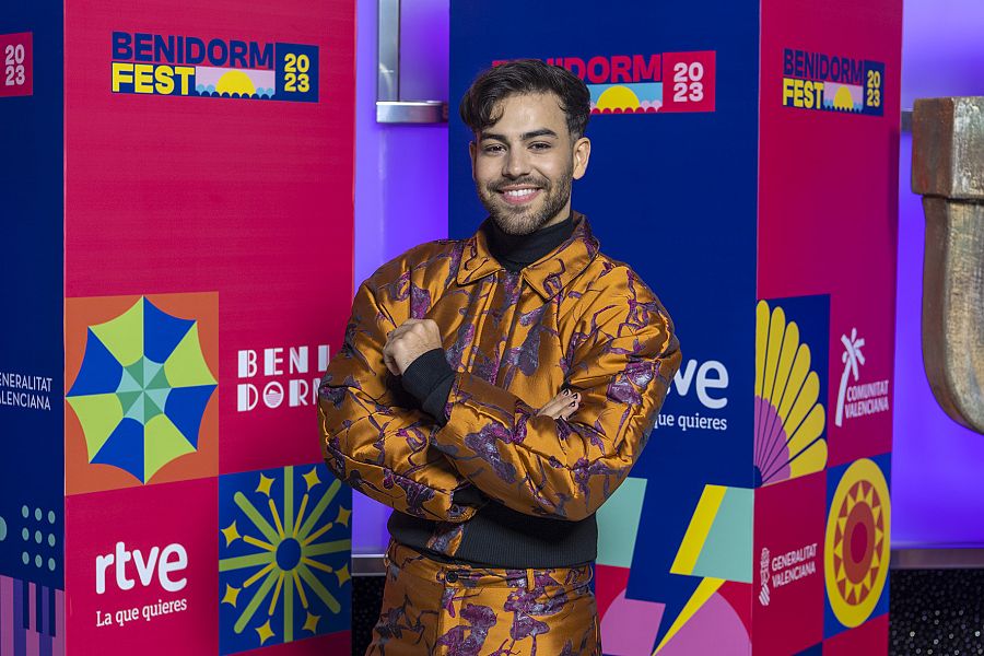 Agoney en la alfombra naranja del Benidorm Fest