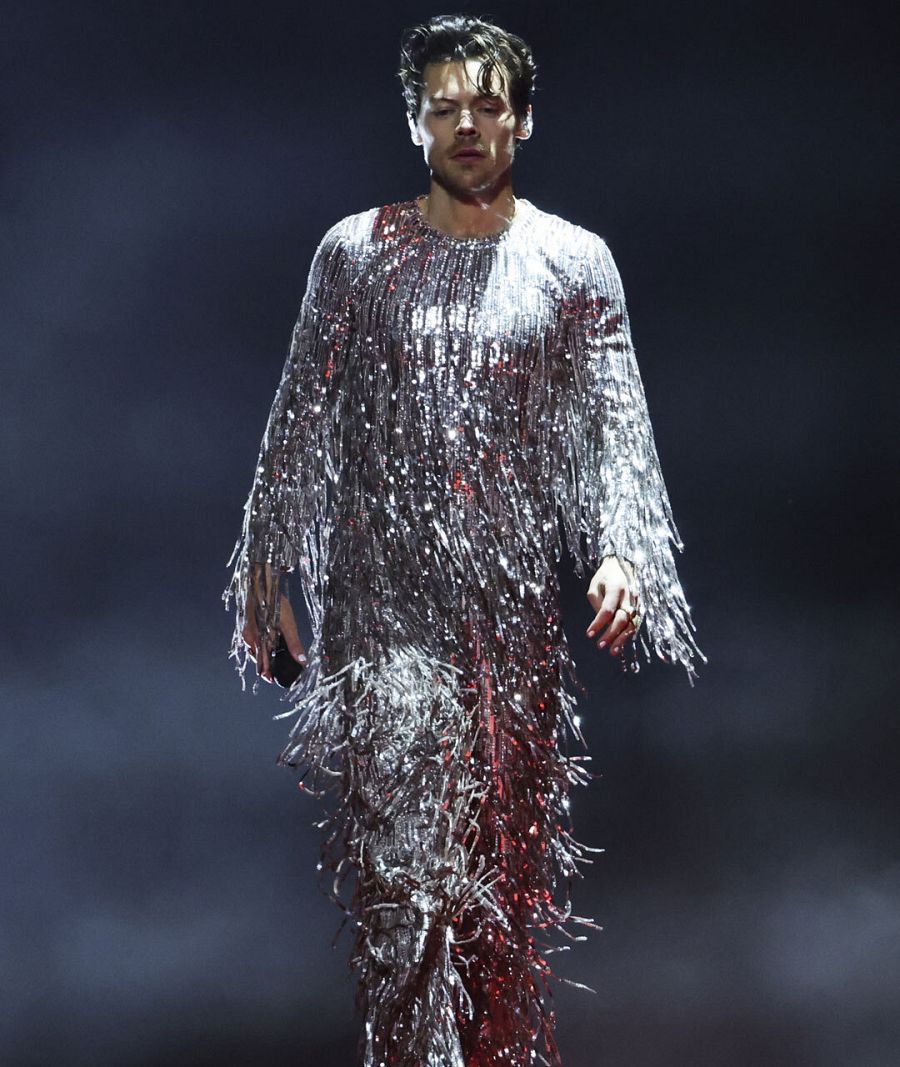 Harry Styles durante su actuación en los Grammys 2032