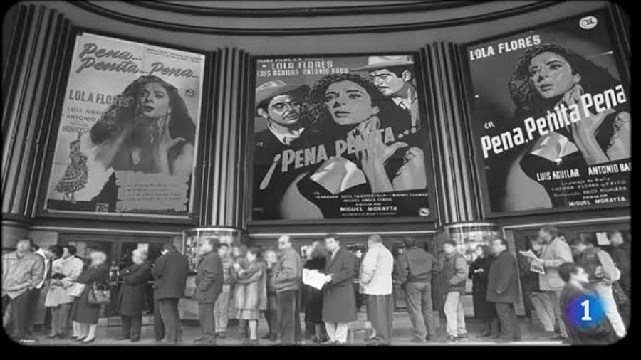 Imagen de Lola Flores en la película "¡Ay pena, penita, pena!" en la cartelera de un cine